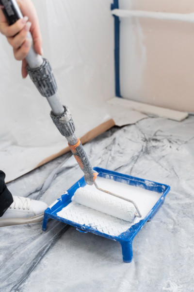 Faire poser une toile de verre et faire repeindre une pièce dans un appartement